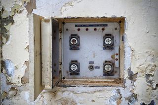 电、墙、旧、保险丝、损坏、废弃、过时、衰退