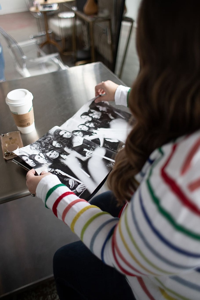 拿着杂志的女人，室内，女人，一个人，真实的人，后视图，童年，孩子