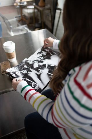 拿着杂志的女人，室内，女人，一个人，真实的人，后视图，童年，孩子