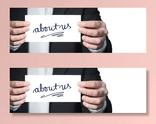 持有带有“关于我们”文本打印的白卡的人