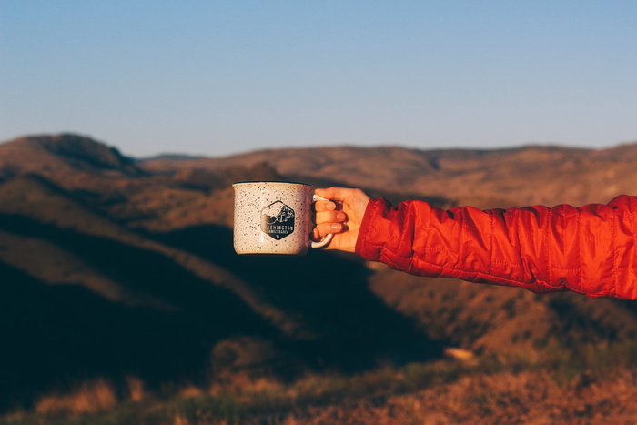 person，holding，咖啡杯，红色，长款，袖子，上衣，白色