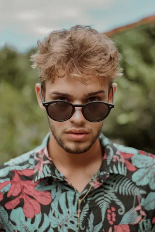 穿花领衬衫的男子