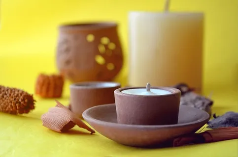 陶土烛台上的蜡烛