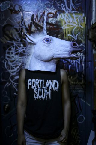 戴独角兽面具的男子