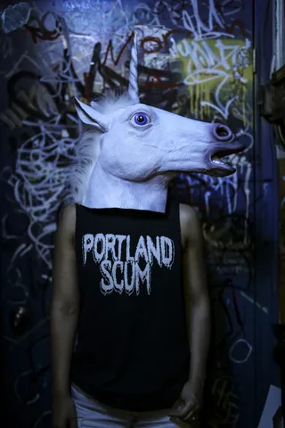 戴独角兽面具的男子