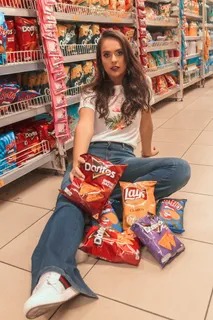 坐在米色地砖上的女人