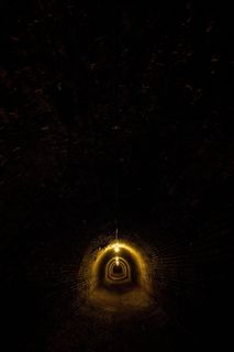 黄色,灯,悬挂,天花板,避难所,隧道,地下,砖 黄色,灯,悬挂,天花板,避难所,隧道,地下,砖