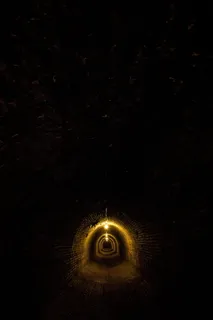 黄色,灯,悬挂,天花板,避难所,隧道,地下,砖 黄色,灯,悬挂,天花板,避难所,隧道,地下,砖