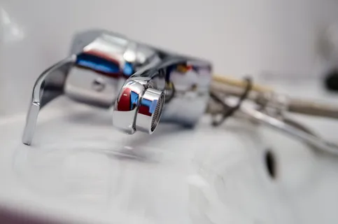 gray fuacet，水管工，修理，水龙头，电池，液压，水，浴室