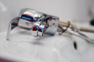 gray fuacet，水管工，修理，水龙头，电池，液压，水，浴室