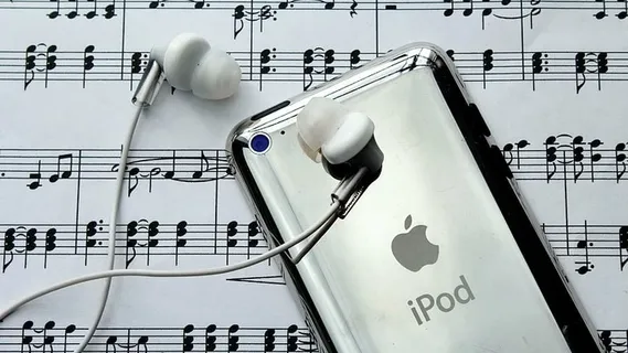银色ipod touch、耳塞、ipod、耳机、音乐、旋律、音符、谱号