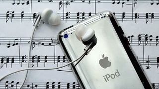 银色ipod touch、耳塞、ipod、耳机、音乐、旋律、音符、谱号