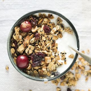 装满谷物的黑色陶瓷碗 装满谷物的黑色陶瓷碗