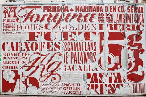 白色和红色标志