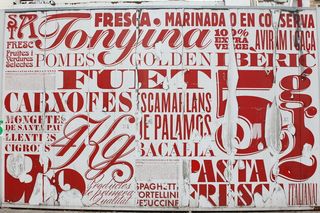 白色和红色标志