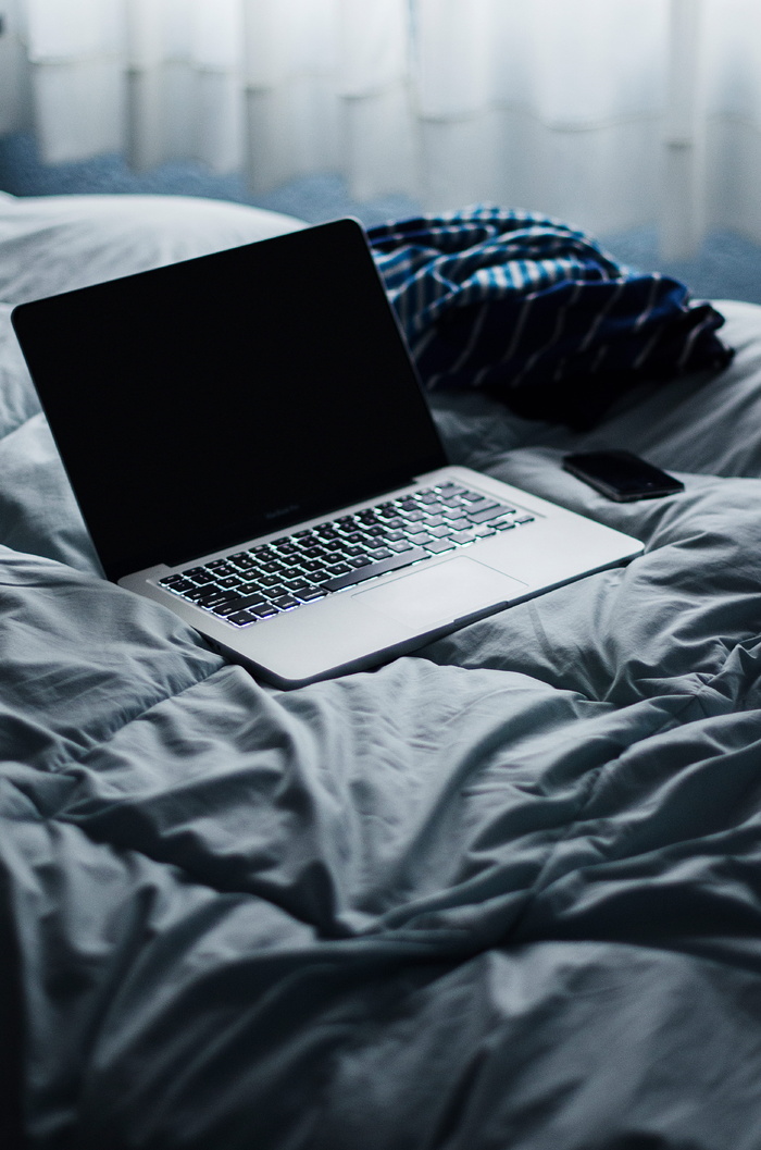 手机旁的MacBook Pro