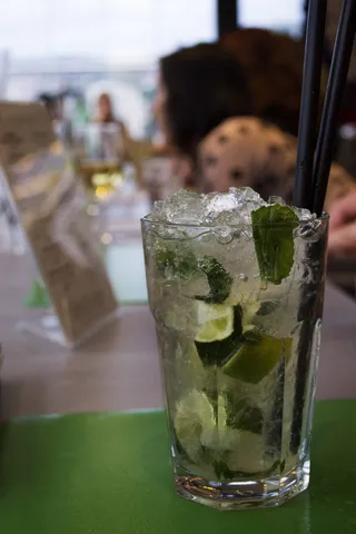 玻璃，椰子，饮料，酒精，薄荷，稻草，冰，酒吧