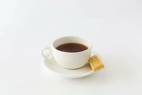 白色、陶瓷、杯子、茶碟、茶、饮料、饼干、健康 白色、陶瓷、杯子、茶碟、茶、饮料、饼干、健康