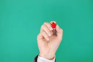 手持红色记号笔的人