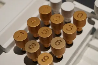 黄铜色和白色数字按钮