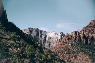 亚利桑那州的景观，有层状岩层和沙漠植物