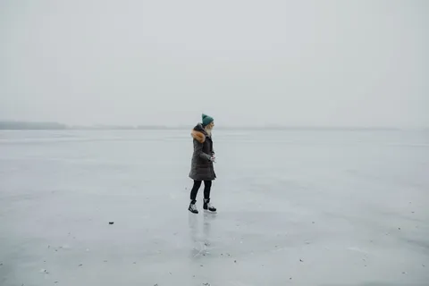 一名妇女在海边染色时穿着皮大衣 一名妇女在海边染色时穿着皮大衣
