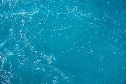 蓝色水体的特写照片