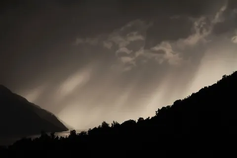 剪影、树木、灰色、天空、山脉、光线、树木、云 剪影、树木、灰色、天空、山脉、光线、树木、云