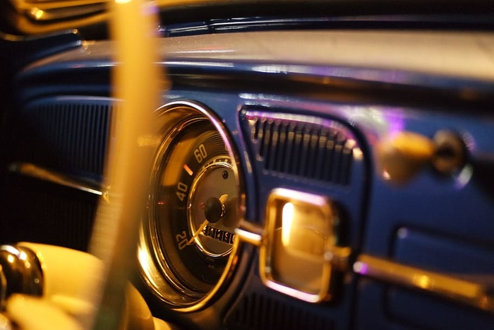 黑色和镀铬经典模拟车速表