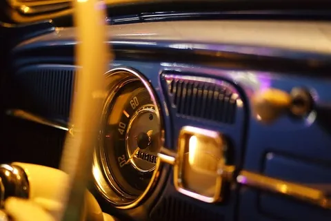 黑色和镀铬经典模拟车速表