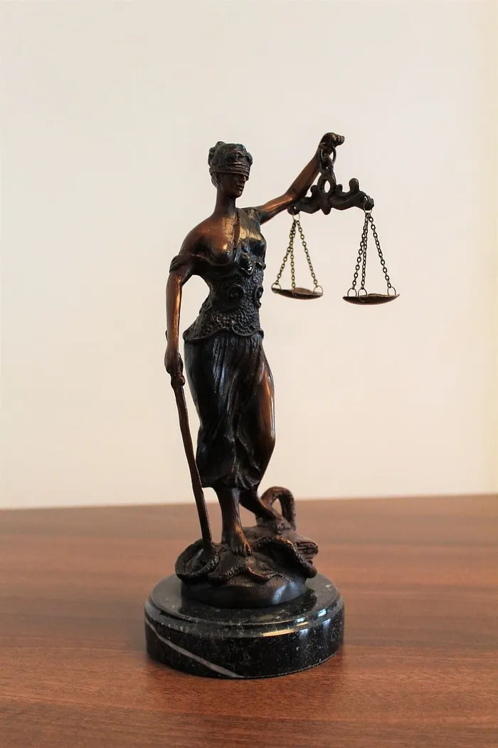 人，手持，天平雕像，棕色，木制，表面，Justita，justice