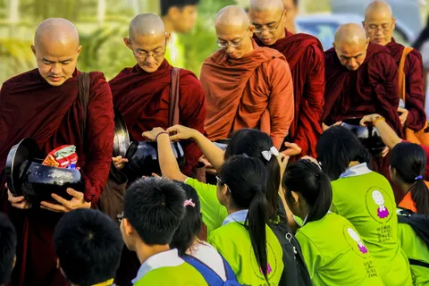 僧侣,街头,僧伽,小乘僧侣在布施场,向僧伽供奉,慷慨,向僧侣供奉食物,宗教 僧侣,街头,僧伽,小乘僧侣在布施场,向僧伽供奉,慷慨,向僧侣供奉食物,宗教
