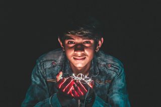 男子手持白色细绳灯照片