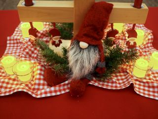 透明玻璃容器中的四根黄蜡烛