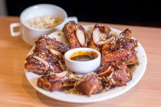 排骨、酱汁、小齿轮、食品和饮料、食品、盘子、室内、培养物