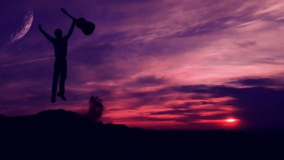 拿着吉他的男人的剪影