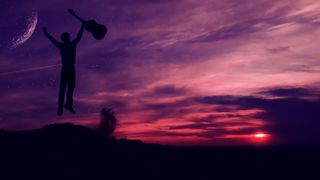 拿着吉他的男人的剪影