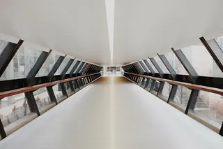 白色、混凝土、地面、四周、玻璃墙、建筑、建筑、基础设施