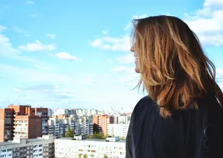 穿黑色衬衫的女人