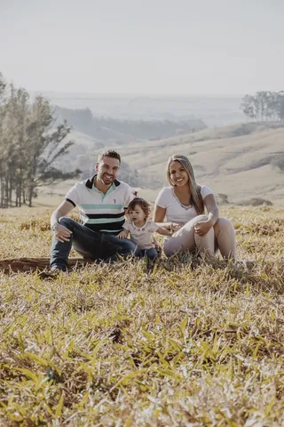 蹒跚学步的孩子坐在男人和女人之间