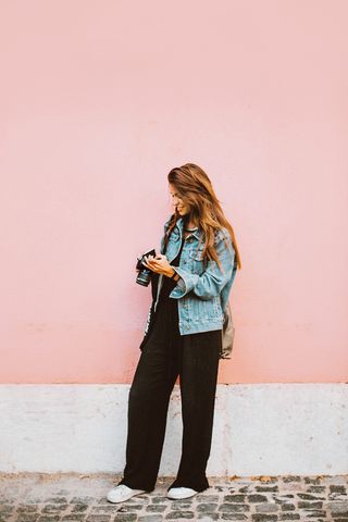 手持相机的女子照片