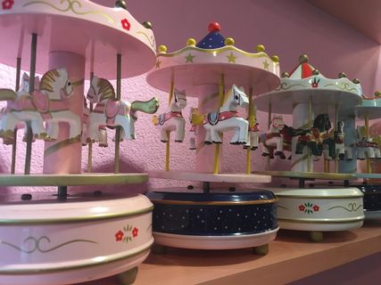 旋转木马，玩具，可爱，无人，室内，白天，特写，表现