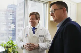 医生旁边的男人