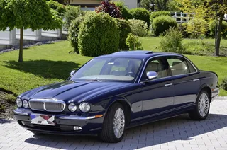 黑色，捷豹x型轿车，驻车，混凝土，通道，白天，戴姆勒，汽车