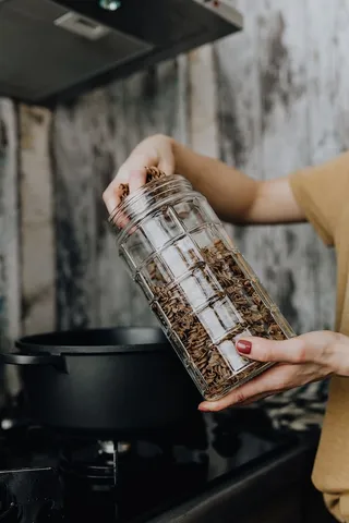 一个女人准备意大利面食的手