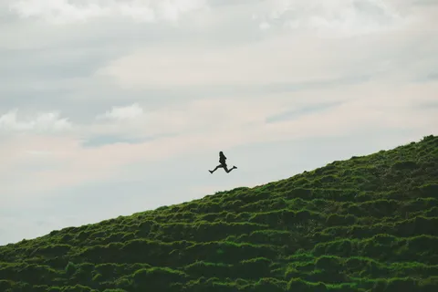 天空,云,自然,绿色,草,高地,人,女人 天空,云,自然,绿色,草,高地,人,女人