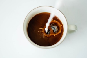 白色陶瓷杯