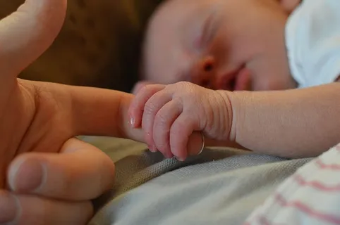 成人、婴儿、床、粘合、儿童、特写、封面、手指 成人、婴儿、床、粘合、儿童、特写、封面、手指