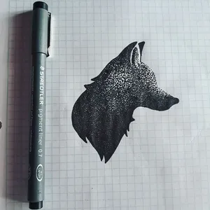 一只狐狸用一支黑笔在画纸上画。