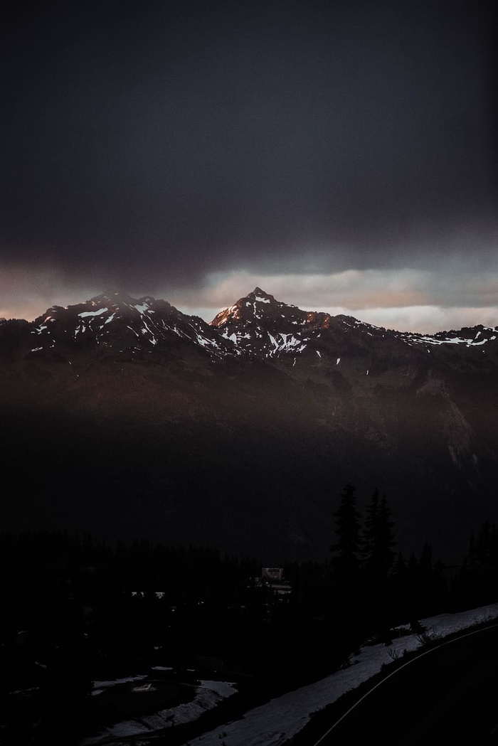 黑色天空下铺砌的道路